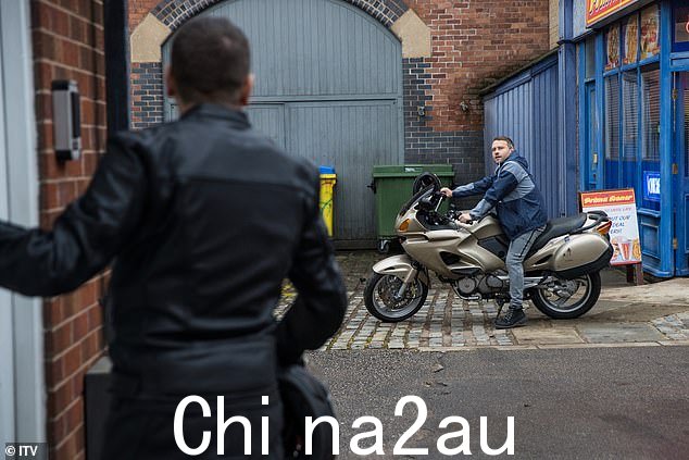 你觉得怎么样?与此同时,她的搭档彼得巴洛让保罗骑着他的新摩托车兜风