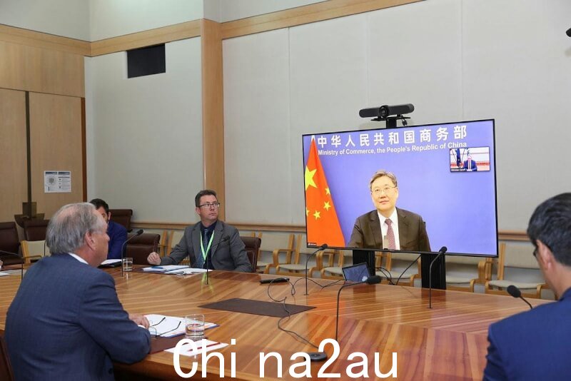 中国商务部部长王文涛与澳大利亚贸易部长法雷尔（前排左一）6日通过视频举行两国贸易部长三年来首次会晤。（图片取自facebook.com/SenatorDonFarrell）”/></ p><p style=