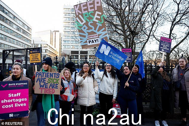 皇家护理学院成员于 2 月 6 日在伦敦圣托马斯医院罢工