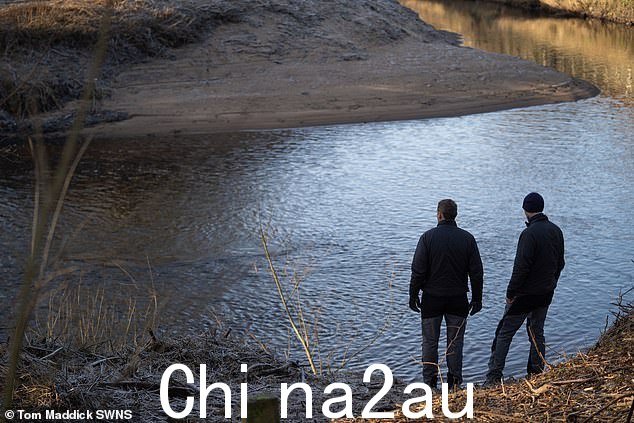 警方在今天早上开始搜索前检查河岸 - 搜索继续
