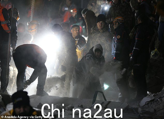 紧急服务和志愿者拼命挖掘h 在桑尼乌法的废墟中继续寻找幸存者