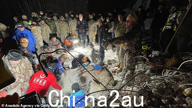 土耳其桑尼乌法的救援人员,试图在周一晚上的地震后救出一名被困在瓦砾下的妇女