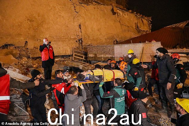 周一,救援人员从迪亚巴克尔一座倒塌建筑的废墟中救出两人
