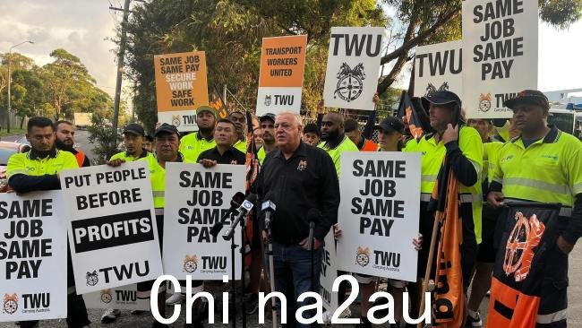 Transport Worker Union NSW 秘书 Richard Olsen 宣布悉尼市 Cleanaway 工人将由于薪酬纠纷,从周二开始不收集 35,000 个垃圾箱。图片:运输工人工会/Facebook