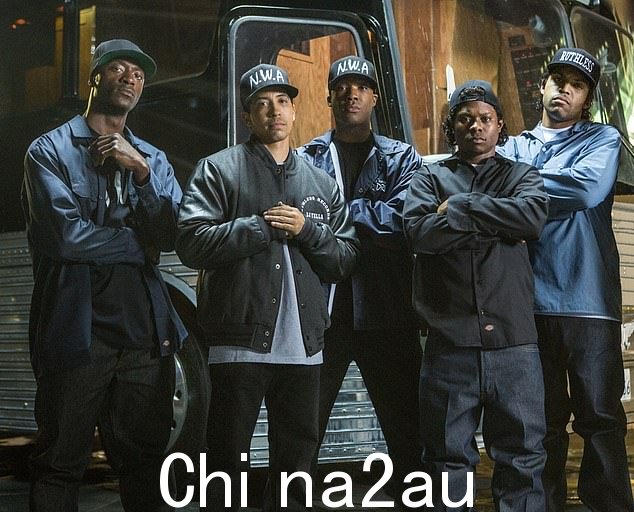 O'Shea(最右边)与(从左到右)F. Gary Gray、Neil Brown Jr.、Corey Hawkins 和 Jason Mitchell 一起首次亮相电影