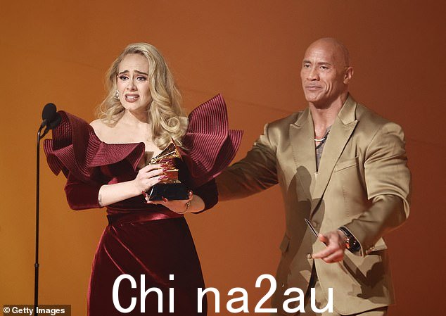 Fangirl:当晚早些时候,三届格莱美奖主持人诺亚在开场独白中向她介绍了 The Rock