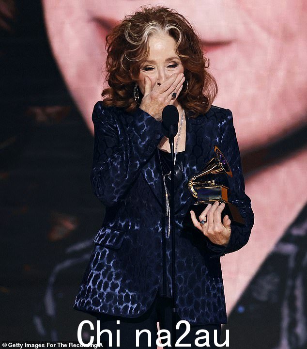 当邦妮·雷特 (Bonnie Raitt) 周日晚上凭借她的单曲《Just Like That》获得格莱美年度歌曲奖时,一些人感到震惊的是,这个奖项颁给了 73 岁的—— old folk singer