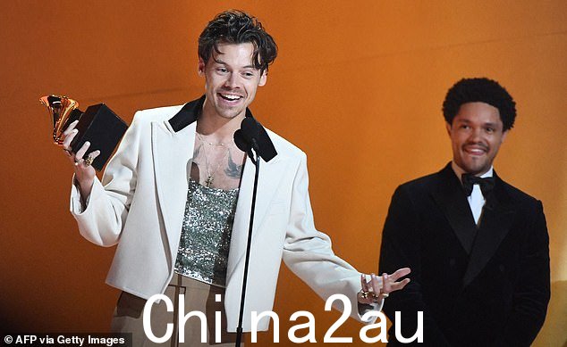 获胜者!这是哈利在周日的晚上,他在格莱美颁奖典礼上大获全胜,举起两个锣星光熠熠的观众的喜悦