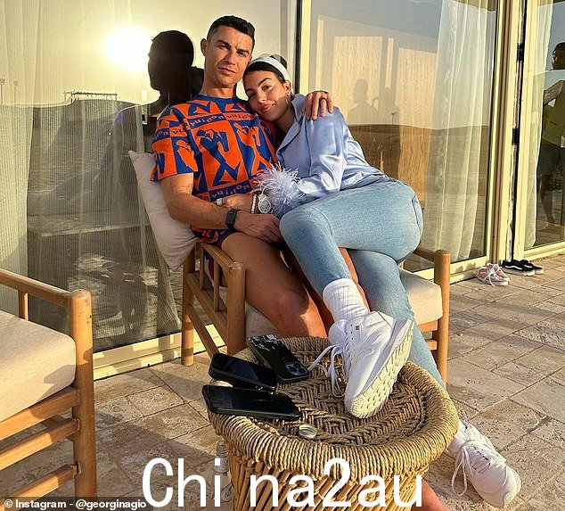 大爱:Cristiano Ronaldo 在庆祝他 38 岁生日后的一天,周一在 Instagram 上与女友乔治娜罗德里格斯 (Georgina Rodriguez) 合影时看起来很着迷