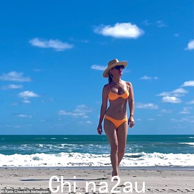 怀孕初期:游艇专家让她的胸部看起来很丰满,她的曲线很美s and her tummy flat