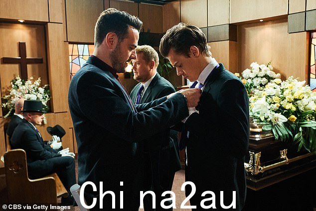 Winston(图中为 Styles 在与 James Corden 的素描中帮助他打领带)在他职业生涯的早期成为这位歌手的导师