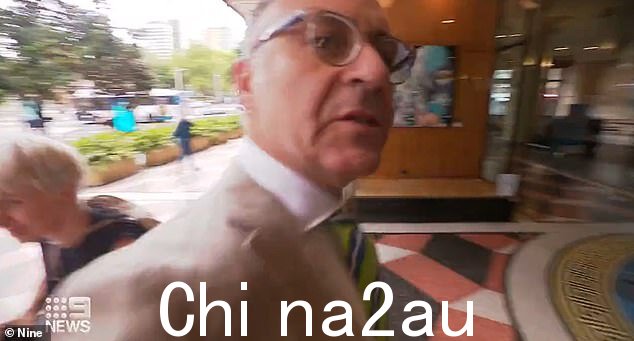 Andrew O'Keefe 在进入法庭时闯入一名为第九频道工作的摄影师,以面对殴打和抵抗警察的指控