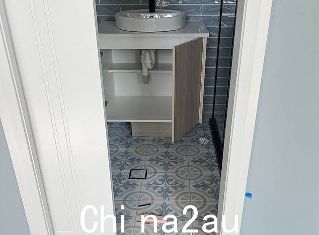 虽然房子的主体结构已经搭建好了,但里面的许多房间还没有完成,还没有固定好松动的瓷砖