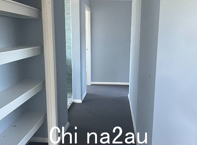 地毯已经安装在家里,但管道工程仍在进行中,一些配件还没有正确安装