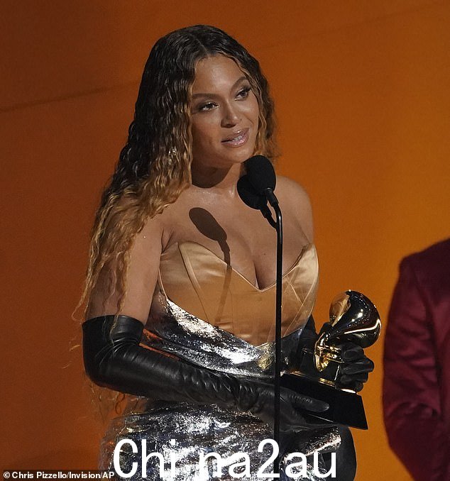 BBC 为在报道 Beyoncé(如图)破纪录的格莱美胜利时展示维奥拉戴维斯的照片而道歉