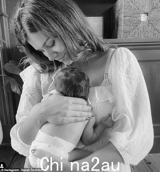 甜蜜:2021 年 9 月,Jim 和 Sarah 迎来了他们的第一个孩子,一个名叫 Margot Grace Alba 的女婴