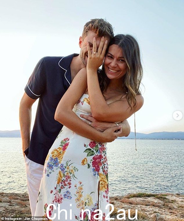 结婚! Jim 和 Sarah 于 2020 年 7 月订婚,在这位有影响力的人宣布与妻子 Tanya Burr 分手 16 个月后