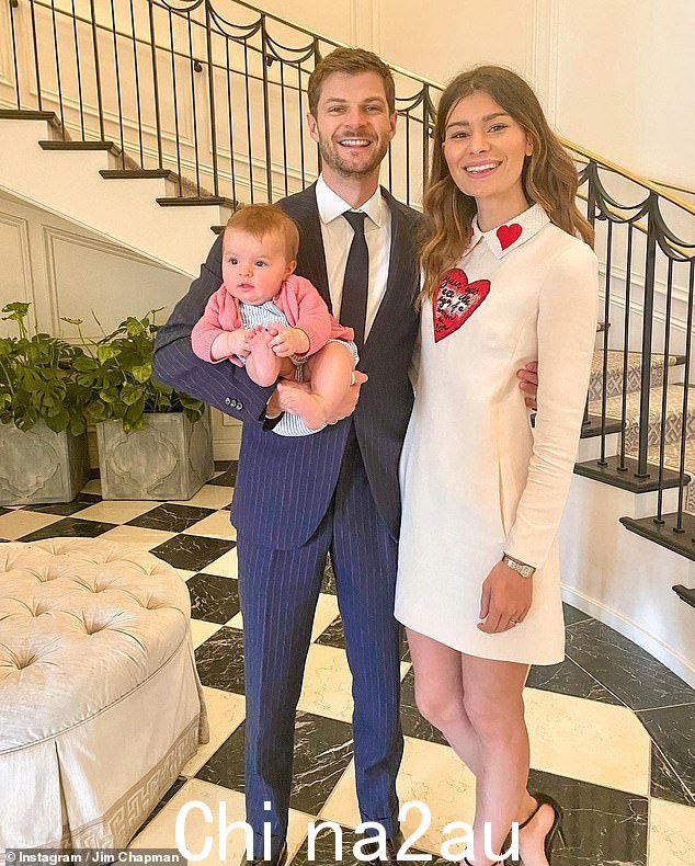 Mr and Mrs! 2022 年 3 月,Jim 和 Sarah 在圣巴巴拉法院举行的低调仪式上宣布他们二度结婚
