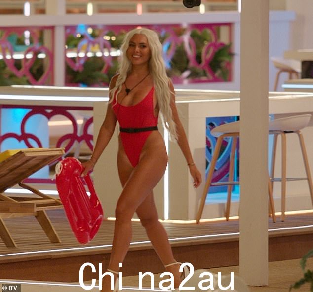 Upcoming: 去年看到 Paige Thorne 为挑战做了她最好的 Pamela Anderson 印象