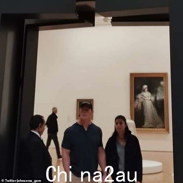 当他在澳大利亚的文化中心与妻子 Shay Shariatzadeh 共度美好时光时,服务员说这位职业摔跤手很高兴与他在一起