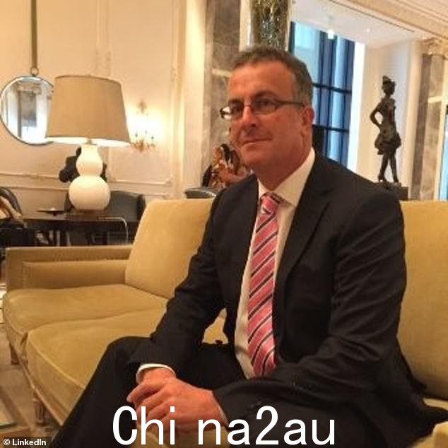 律师 John Hammond(如图)刚飞到巴厘岛,正在办理移民手续,突然发现他的护照有问题