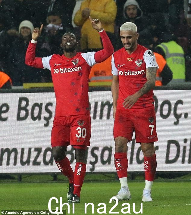 Atsu(左)庆祝 2 月 2 日 Hatayspor 在对阵 Kasimpasa 的比赛中的进球