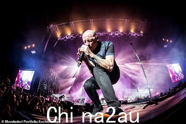 Bennington 于 2017 年 6 月在意大利的一个音乐节上演出