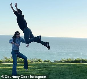 失败:但是美洲狮镇明星在最后一刻退缩了aves her boyfriend flailing through the air