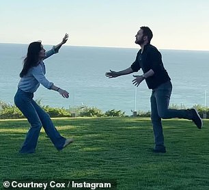 史诗:Cox 和 McDaid 最终欺骗了她的 1220 万 Instagram 粉丝,让他成为信仰飞跃的人。但美洲狮镇的明星在最后一刻退缩了,让她男朋友在空中挥舞