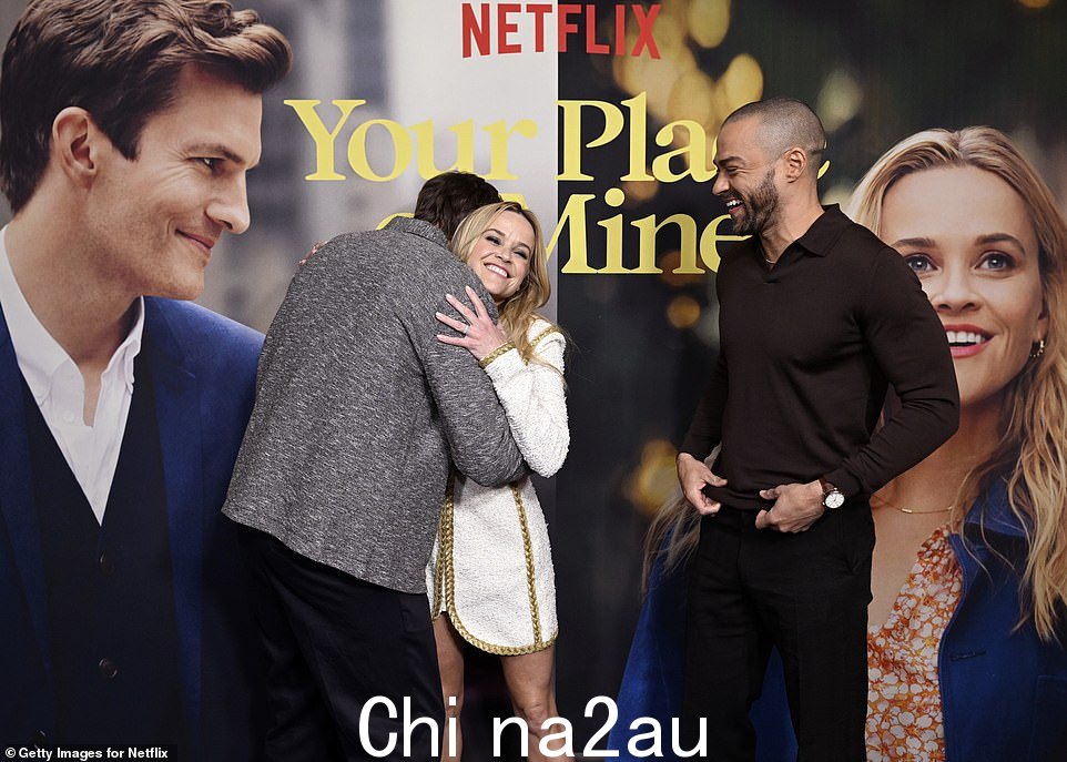 朋友们:Kutcher 拥抱了 Witherspoon,然后继续与她合影留念,然后 Williams 加入了他们