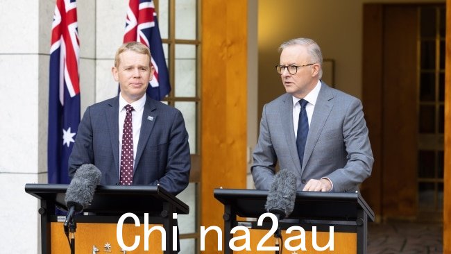 Chris Hipkins 和 Anthony Albanese 在堪培拉举行会谈后向媒体发表讲话周二。图片：NCA NewsWire / Gary Ramage