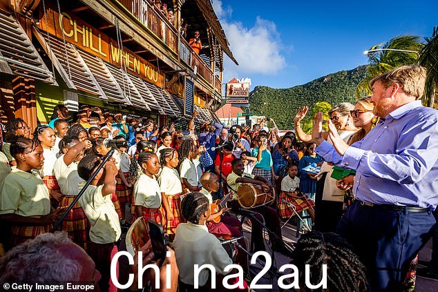 一个儿童合唱团为皇家派对表演,他们结束了圣马丁首都的徒步旅行
