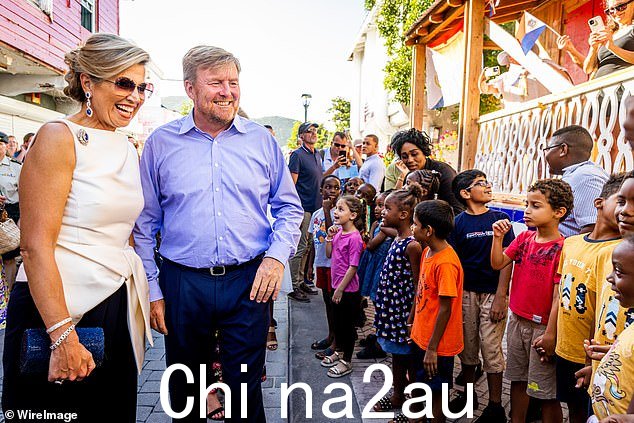 小孩子们站在街道两旁,与国王和国王亲密接触Queen of the Netherlands