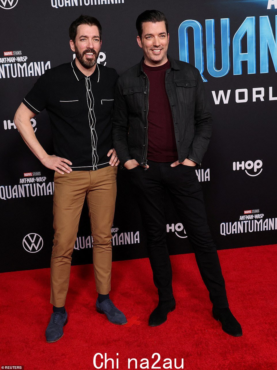 Twinning: The Property Brothers, (L–R) Drew 和 Jonathan Scott 作为一个团队出现。Drew 穿着一件黑色纽扣短袖衬衫搭配棕褐色裤子和黑色麂皮鞋,而 Jonathan穿着一件酒红色毛衣和一件黑色夹克搭配黑色牛仔裤