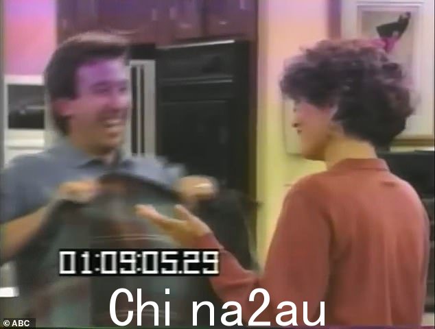 一笑置之:Richardson 对剪辑中的事件一笑置之,后来坚称她的搭档穿着四角裤