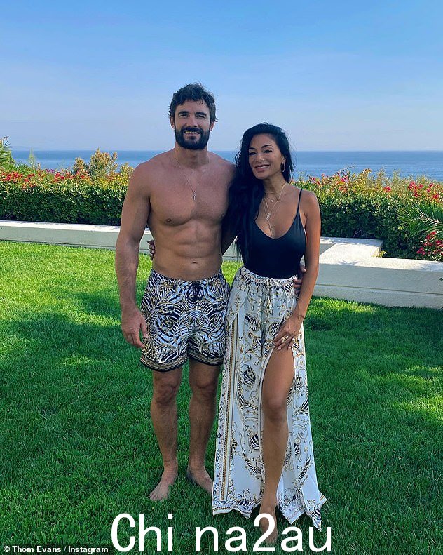 否认:在 Nicole 和 Thom 周五在 Instagram 上坚称他们将一起度过情人节之后,据说他们已经分道扬镳了
