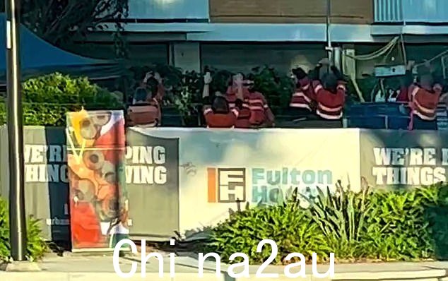 一群技工通过参加晨间瑜伽课被发现在工作现场非常重视正念