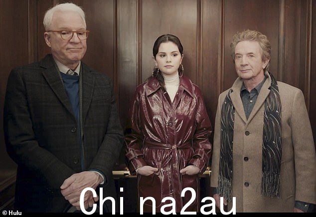 三重奏:赛琳娜也很享受与 77 岁的史蒂夫·马丁(左)和 72 岁的马丁·肖特(右)在过去两季的热门 Hulu 系列节目中的合作