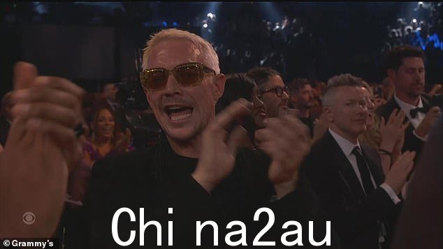 在聚光灯下:提要切换到其他一些被提名者,包括 Diplo,他凭借自己的同名专辑在该类别中竞争。他站起来和其他观众一起鼓掌