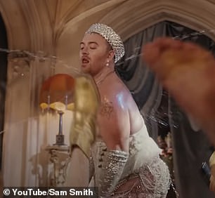 这些评论是在 Sam Smith 的新音乐录影带激起你的兴趣后,粉丝们开始为他辩护的。对其“超性化”场景的悲剧——认为它已经“持续了几十年”