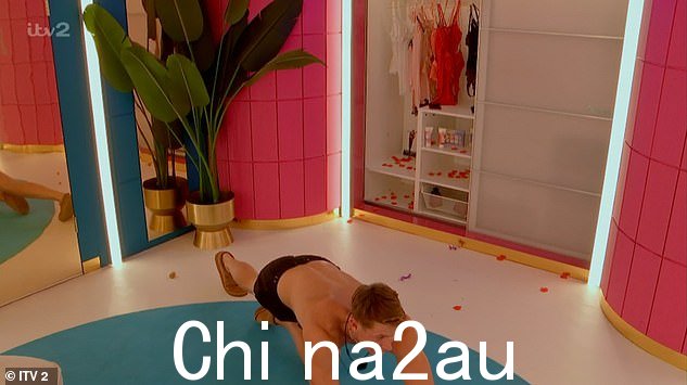 无法抗拒:当他走向坐在床上的 Jessie 时,有人看到他的手和膝盖在某一时刻