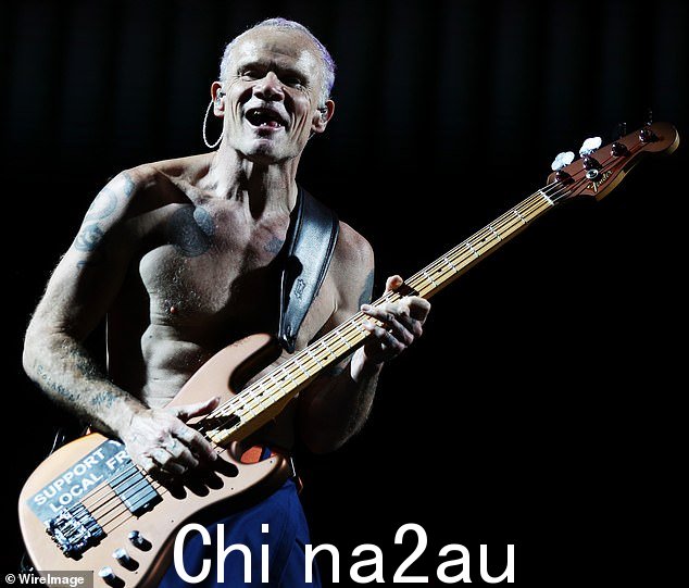 Red Hot Chili Peppers 上周因在 2 月 2 日的悉尼音乐会上大量播放新歌而不是老歌而受到抨击。图片tured: Bassist Flea performing in Melbourne