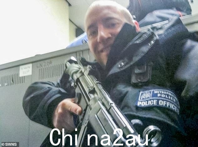 这位前大都会警察,如图所示,身着制服手持枪,在近 20 年的时间里虐待了十几名妇女
