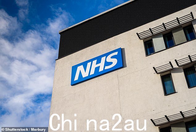 医疗中心的 NHS 标志(文件照片o).领导人声称他们无法在不削减服务的情况下为罢工的护士和护理人员加薪,同时创造数百个“唤醒”角色