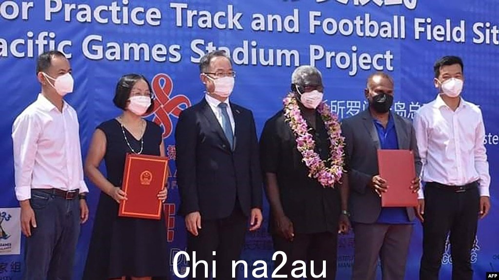 头像：所罗门群岛索加瓦雷总理（右三）和中国驻所罗门群岛大使李明（左三）等出席中方援建霍尼亚拉体育场项目开工仪式。（法新社2022年4月22日摄）