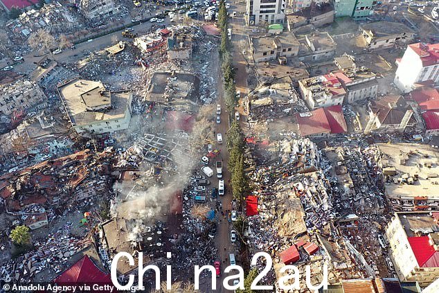 图像显示了地震的后果,街道两边的多座建筑物变成了废墟
