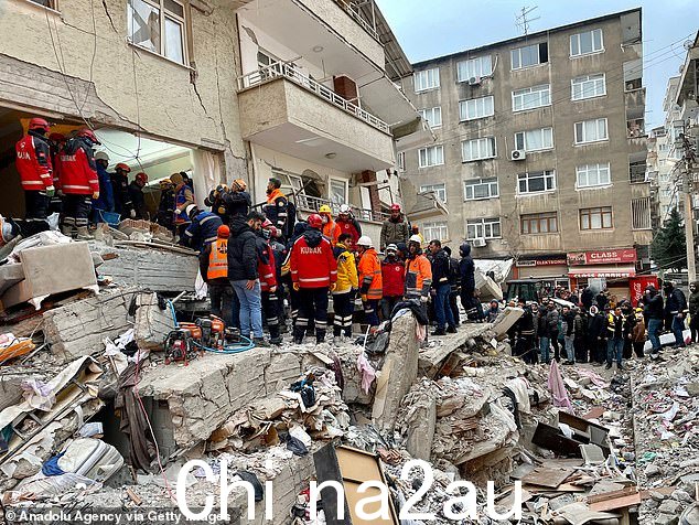 图:土耳其迪亚巴克尔,救援人员从一栋受损建筑排成一队