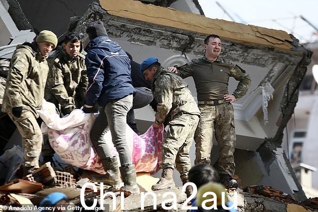 图:一名土耳其士兵在他和他的团队从倒塌的建筑物中救出两名妇女后哭泣(右),30 小时后建筑物在地震中被摧毁