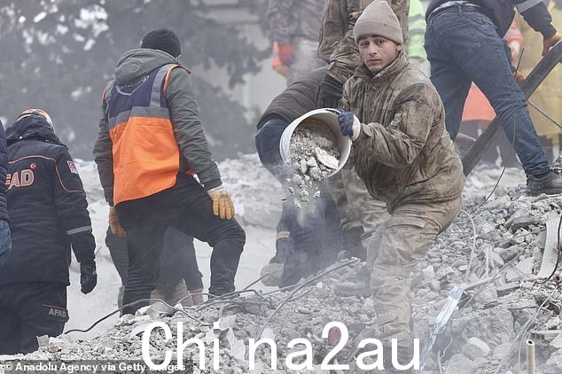 图:一名土耳其士兵在星期二在 Kahramanmaras 继续搜救工作时清空一桶瓦砾