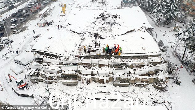 图:土耳其马拉蒂亚一座倒塌的建筑被雪覆盖,救援人员正在屋顶上进行搜救。一场导致冰冻温度的冬季风暴 - 在某些地区一夜之间降至 -5C - 一直在阻碍那些拼命工作以将人们从被毁建筑物的废墟中解救出来的人
